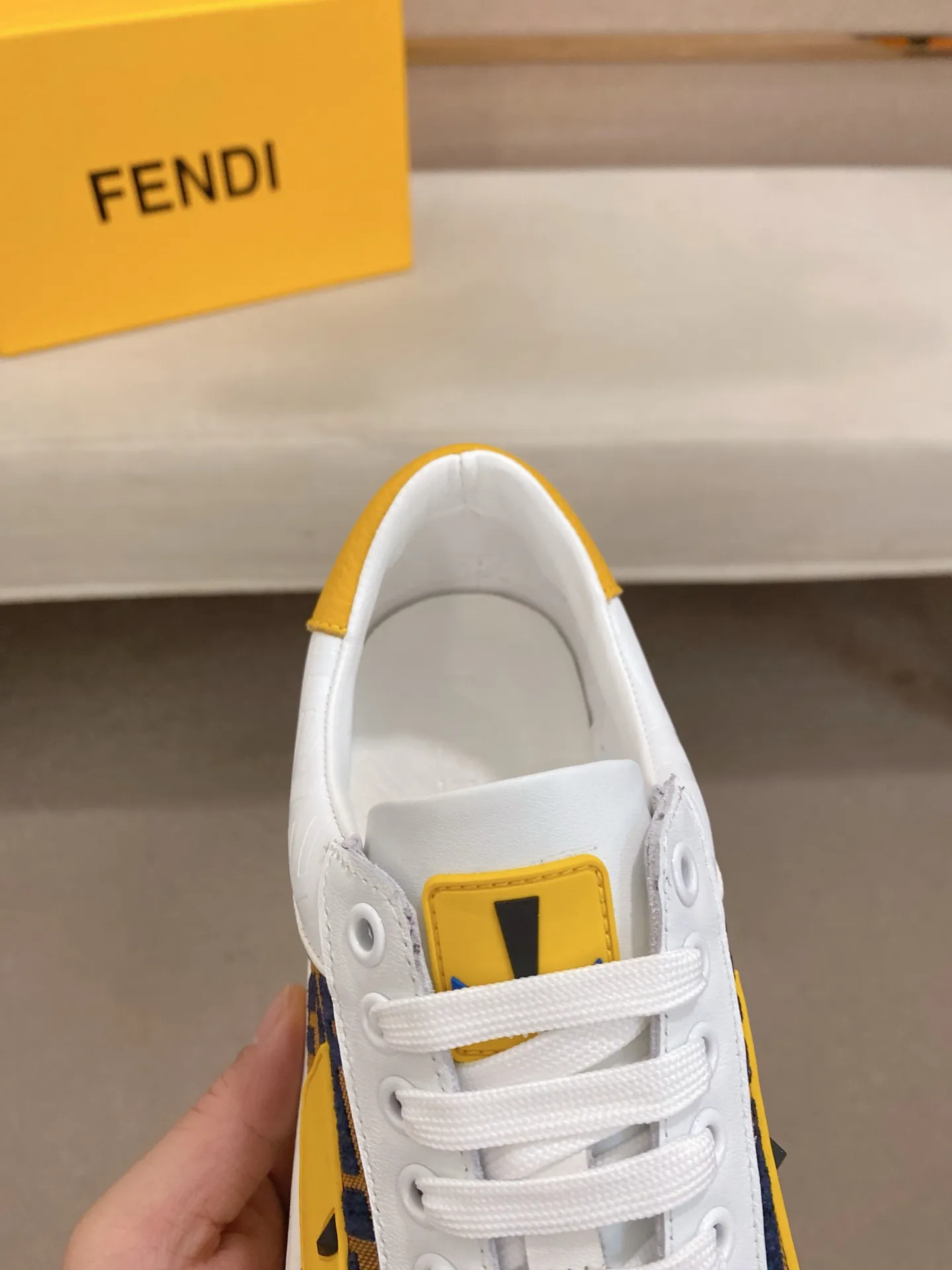 Men's shoes💰: 400💰[Fendi] Fendi's latest casual shoes for men! Available at counters simultaneously! A one-to-one replica of the original. All imported official website one-to-one cowhide fabric. The interior is made of top-grade sheepskin, and the original factory-supplied rubber outsole is used. Leading new fashion concepts. Matching code: 38-44. (can be customized for 45 non-refundable)